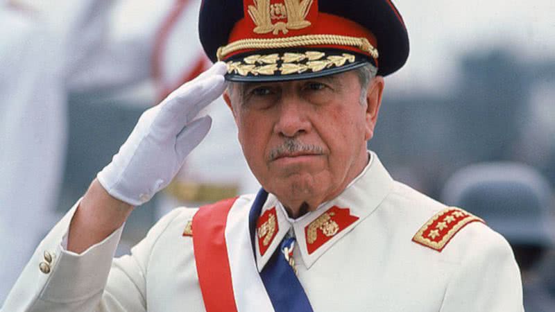 Augusto Pinochet saudando no dia das Forças Armadas - Getty Images