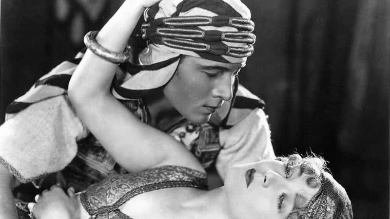 Rudolph Valentino e Agnes Ayres no filme The Sheik - Getty Images