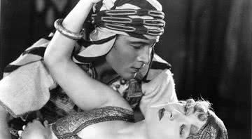 Rudolph Valentino e Agnes Ayres no filme The Sheik - Getty Images