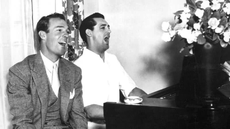 Cary Grant e Randolph Scott cantando juntos, ao piano - Wikimedia Commons