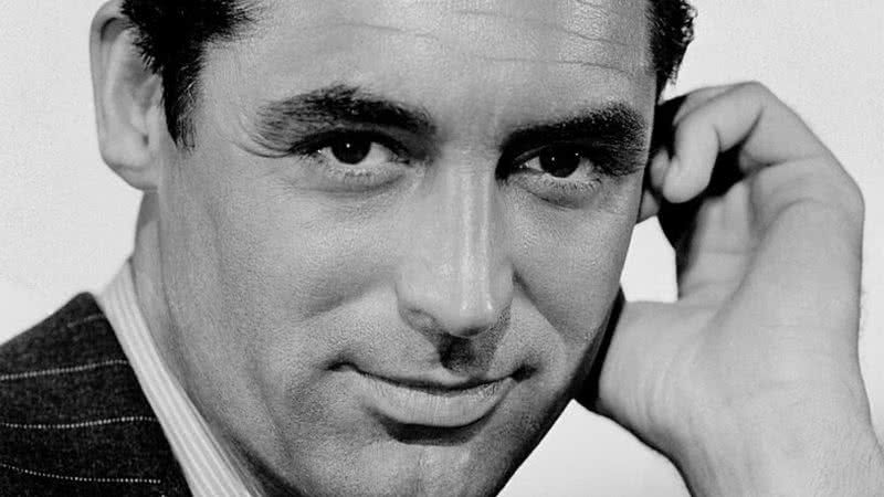 O ator Cary Grant em foto oficial - Wikimedia Commons