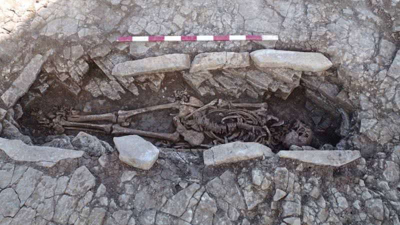 Corpo de uma mulher encontrada que foi enterrada com uma espécie de travesseiro - Divulgação/Wessex Archaeology