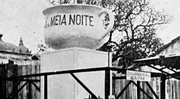 Carro alegórico fazendo alusão ao chá da meia-noite - Biblioteca Nacional