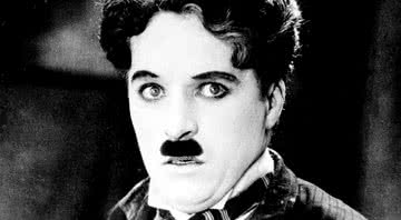 Charlie Chaplin durante filme - Divulgação