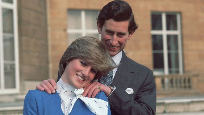 Charles e Diana no Palácio de Buckingham no dia do anúncio de seu noivado - Getty Images