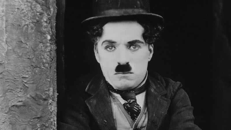 Charles Chaplin em cena no filme O Garoto - Wikimedia Commons