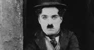 Charles Chaplin em cena no filme O Garoto - Wikimedia Commons