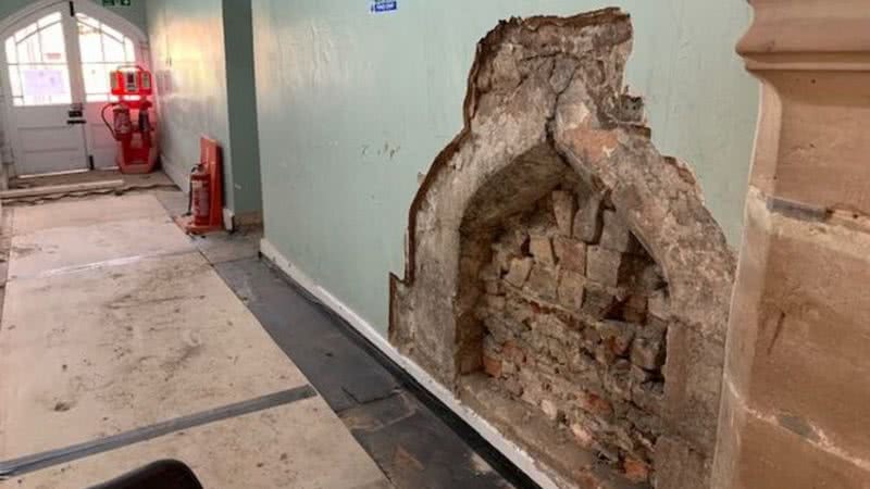 Arcos descobertos em parede da Charterhouse - Divulgação