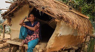 Mulher mantida em cabana durante o Chhaupadi, no Nepal - Save The Children ONG