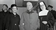 Walter Ciszek sendo recebido por suas irmãs, Sra. Helen Gearhart e Irmã Evangeline, respectivamente - Getty Images