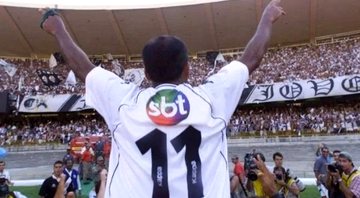 Jogador do vasco usando a blusa do time com o logo do SBT - Divulgação/Youtube