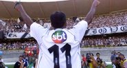 Jogador do vasco usando a blusa do time com o logo do SBT - Divulgação/Youtube