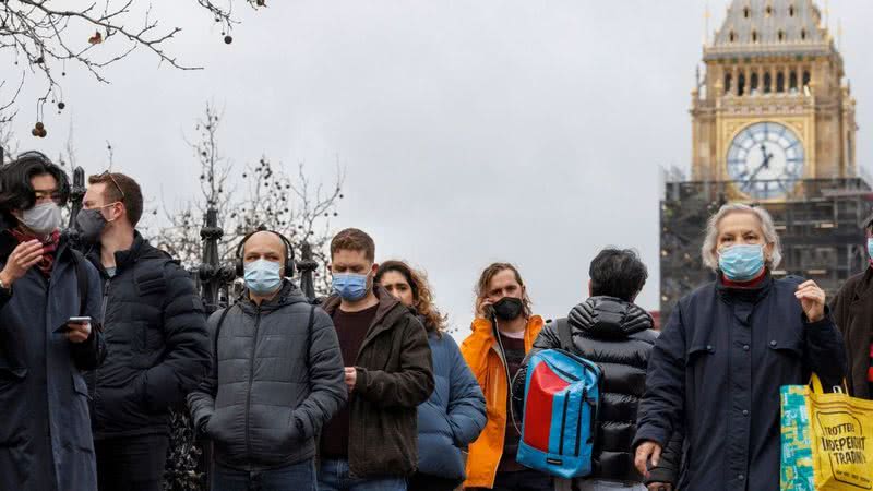 Imagem ilustrativa de fila de vacinação na Inglaterra - Getty Images