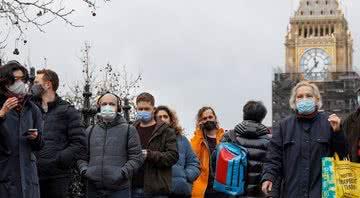 Imagem ilustrativa de fila de vacinação na Inglaterra - Getty Images