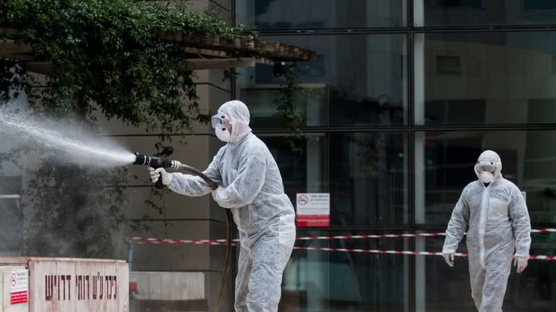 Imagem meramente ilustrativa, tirada em Israel, no início da pandemia, em março de 2020 - Getty Images