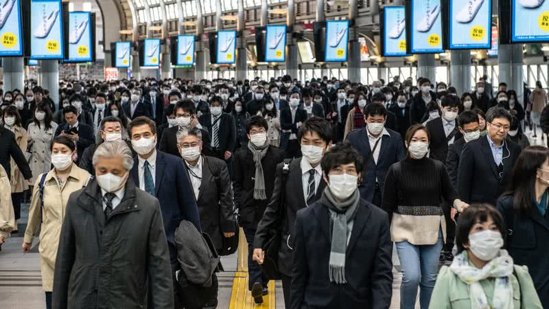 Imagem meramente ilustrativa de pessoas usando máscaras - Getty Images