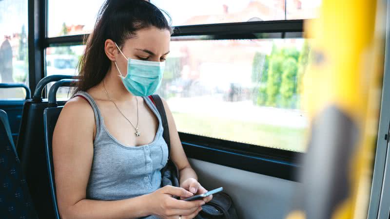 Imagem meramente ilustrativa de mulher com máscara no transporte público - Getty Images