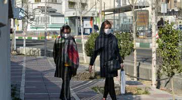 Iranianas andando de máscara para a proteção do coronavírus - Getty Images