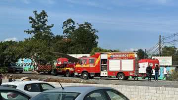 Bombeiros em frente à creche que foi alvo do criminoso - Divulgação / Redes sociais