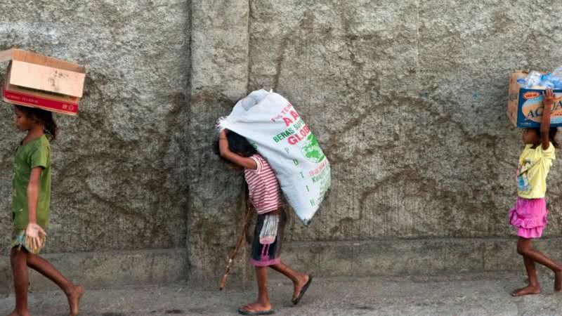 Crianças trabalhando para obter dinheiro para comida - Divulgação