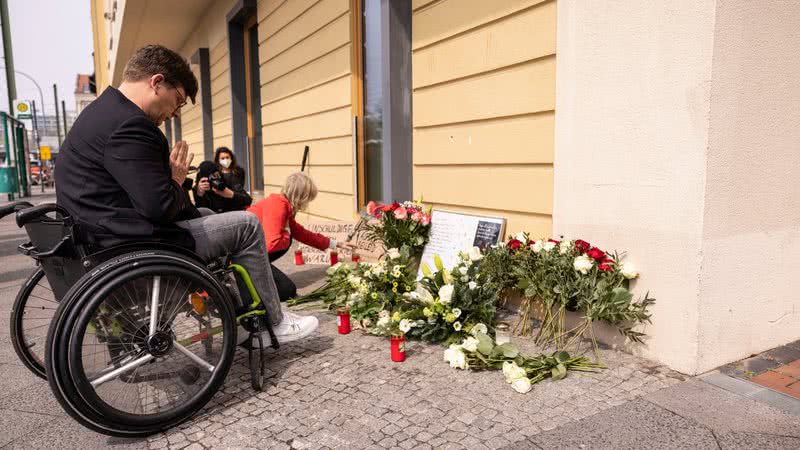 Cadeirante prestando homenagem às vítimas de Potsdam - Getty Images