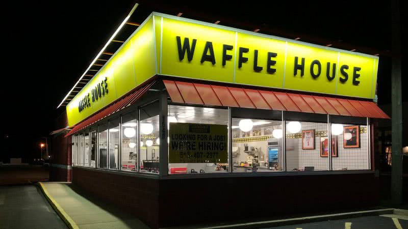 Foto ilustrativa de uma unidade do fast food Waffle House - Wikimedia Commons