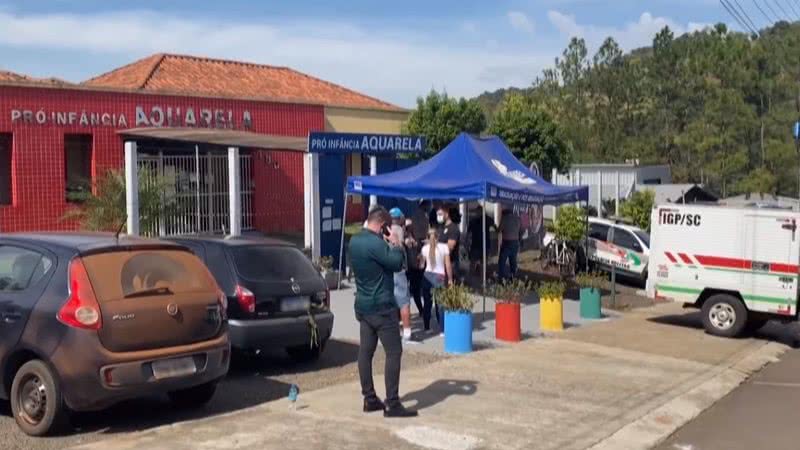 Fotografia da fachada da creche Pró-Infância Aquarela, em Santa Catarina - Divulgação/Youtube/O Globo