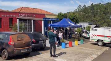 Fotografia da fachada da creche Pró-Infância Aquarela, em Santa Catarina - Divulgação/Youtube/O Globo