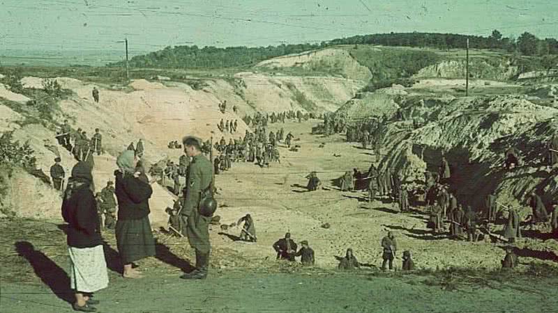 Fotografia da ravina onde ocorreu massacre de Babi Yar, então vazia - Divulgação