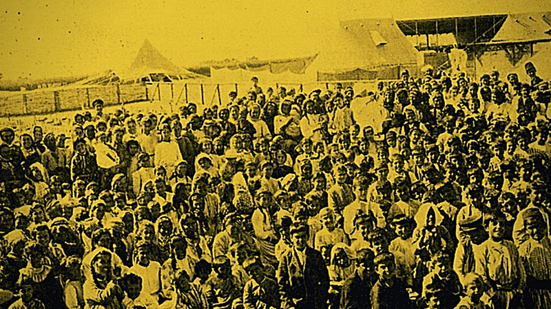 Refugiados armênios aguardando distribuição de comida - Coleção American National Red Cross. Biblioteca do Congresso de Washington D. C. EUA