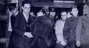 Miyuki Ishikawa cercado por policiais na delegacia de Waseda - Wikimedia Commons