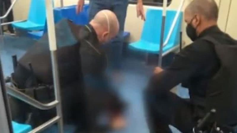 Passageira dentro do vagão e criminoso detido pelos seguranças, em estação de metrô - Divulgação / SP Sobre Trilhos