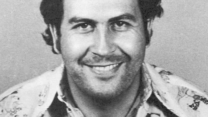 Pablo Escobar em mugshot famosa - Polícia Nacional da Colômbia / Domínio Público, via Wikimedia Commons