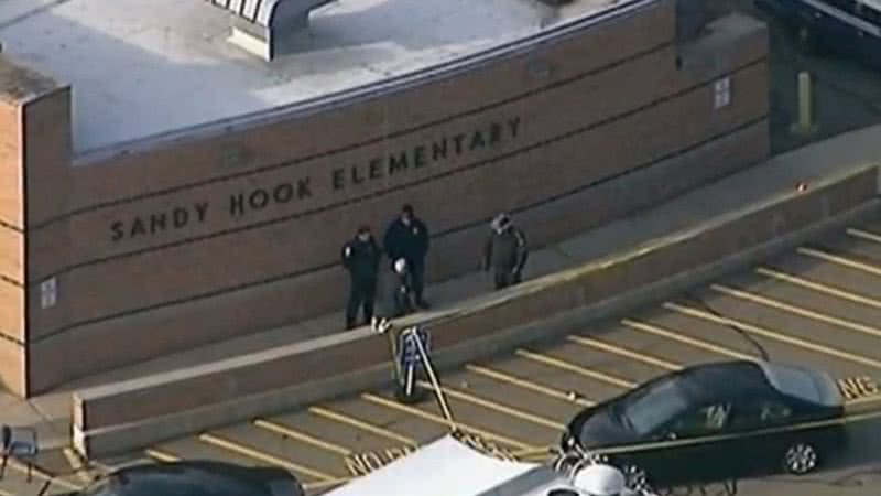 Policiais ao lado de fora da escola de Sandy Hook no dia do tiroteio - Divulgação