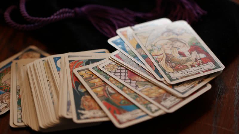 Imagem meramente ilustrativa, com cartas de tarot - Foto por MiraCosic pelo Pixabay