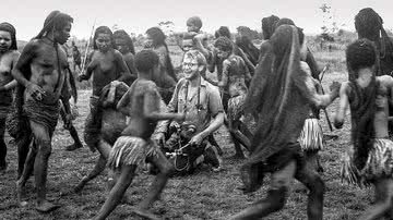 Rockefeller em sua viagem à Nova Guiné - Peabody Museum of Archeology and Ethnology via Smithsonian Magazine