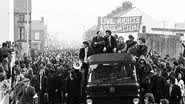 Manifestantes em Bogside im 1972 - Robert White/ The Museum of Free Derry