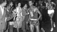 Abebe Bikila em competição - Wikimedia Commons / Domínio Público