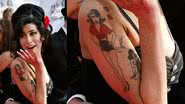 Fotografia mostrando a icônica tatuagem de Amy Winehouse - Getty Images