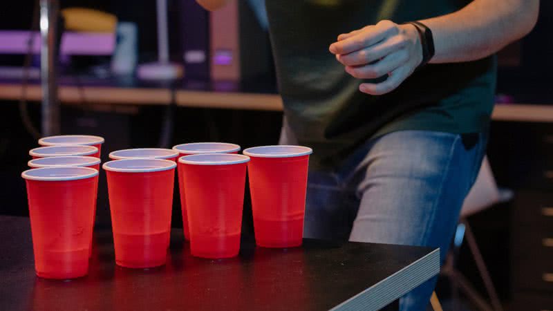 Imagem meramente ilustrativa de copos em jogo de beer pong - Divulgação/ Pixabay/ cottonbro