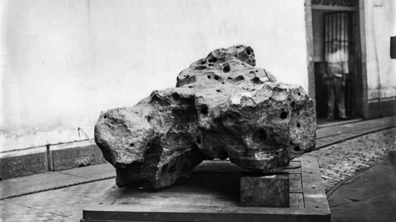 Fotografia de 1888 do meteorito Bendegó, o maior já encontrado no Brasil - Foto por Marc Ferrez pelo Wikimedia Commons