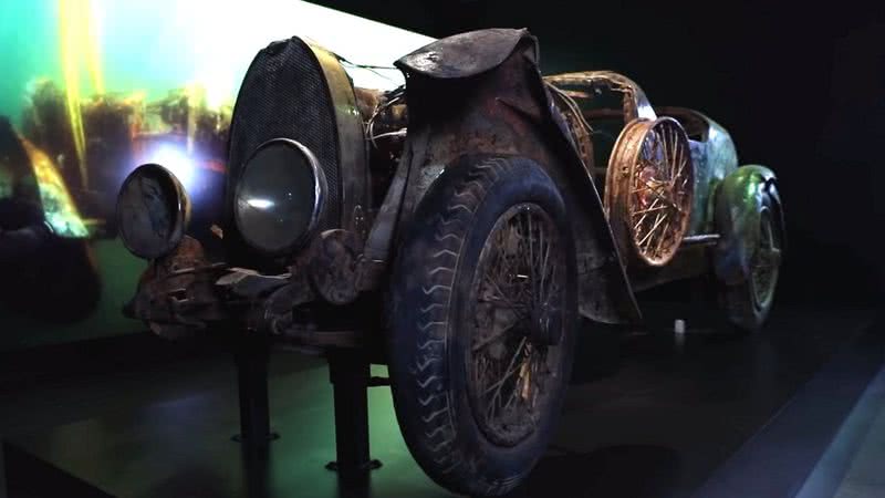 Fotografia frontal da Bugatti deteriorada - Divulgação / YouTube / Robb Report