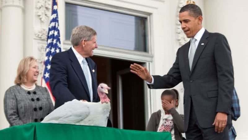 Obama fazendo gesto de "benção" com as mãos em um peru - Domínio Público