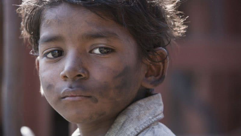 Sarro (Sunny Pawar) no filme Lion - Uma Jornada para Casa (2016) - Divulgação/The Weinstein Company