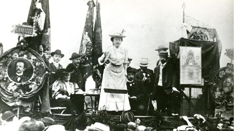 Rosa Luxemburgo discursando em Stuttgart, 1907 - Getty Images