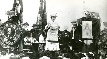 Rosa Luxemburgo discursando em Stuttgart, 1907 - Getty Images