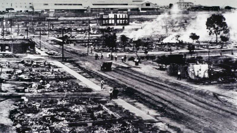 Cidade de Tulsa em chamas no dia 1 de junho de 1921 - Licença Creative Commons via Wikimedia Commons