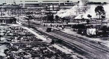 Cidade de Tulsa em chamas no dia 1 de junho de 1921 - Licença Creative Commons via Wikimedia Commons