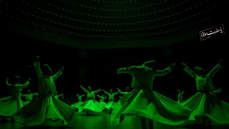 A cerimônia de Sema é realizada por membros da Ordem Mevlevi em 2016 - Foto de Chris McGrath na GettyImages