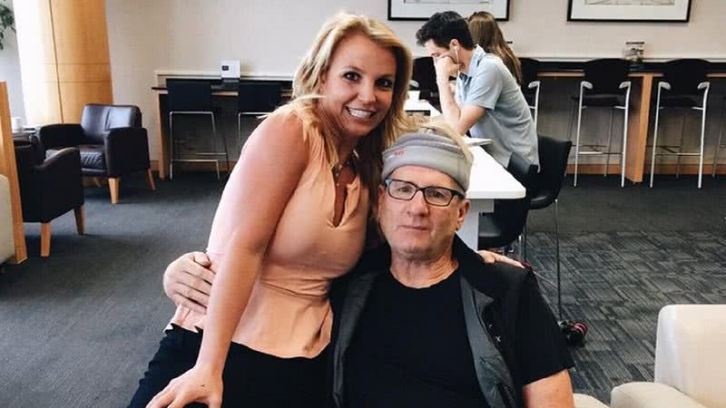 O ator Ed O'Neill em foto com Britney - Divulgação/ Twitter/Britney Spears